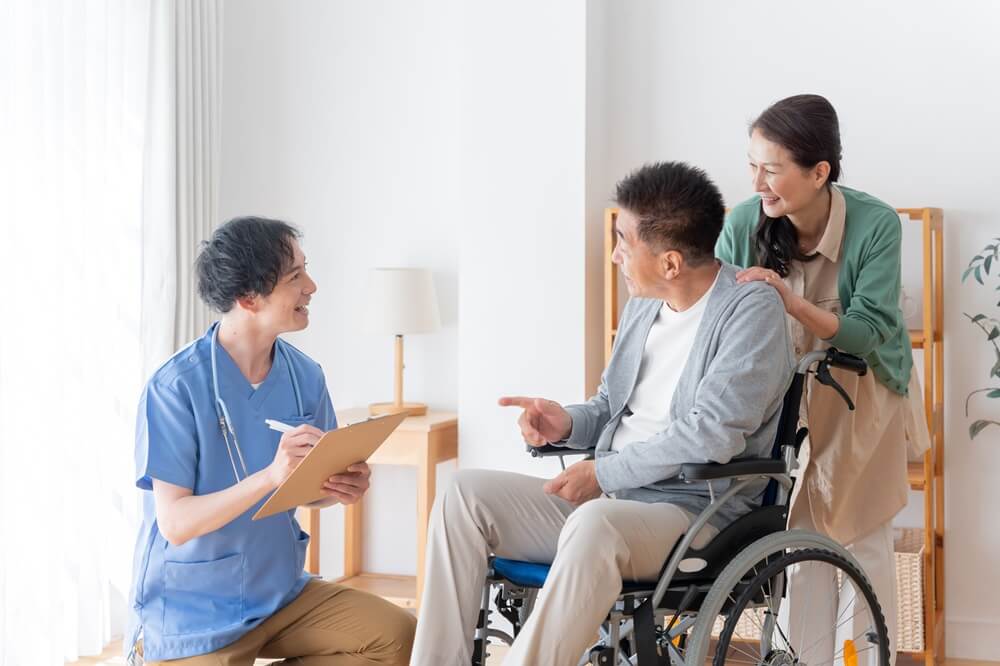 要介護認定を受けた利用者とケアマネージャーの相談風景