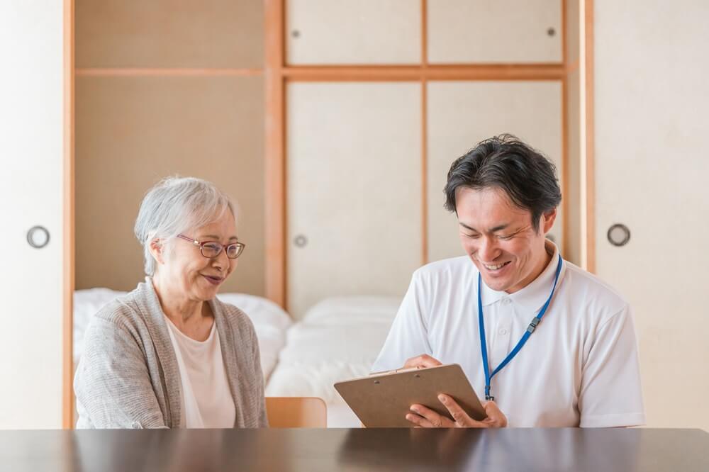 ケアマネージャーと利用者がサービス利用の手順を確認している様子