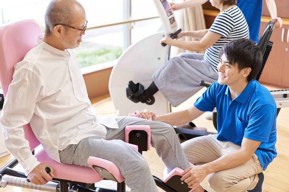 デイサービスでリハビリを受ける高齢者
