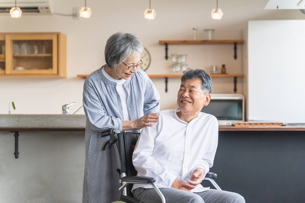 在宅介護を受ける高齢者と家族の笑顔の写真