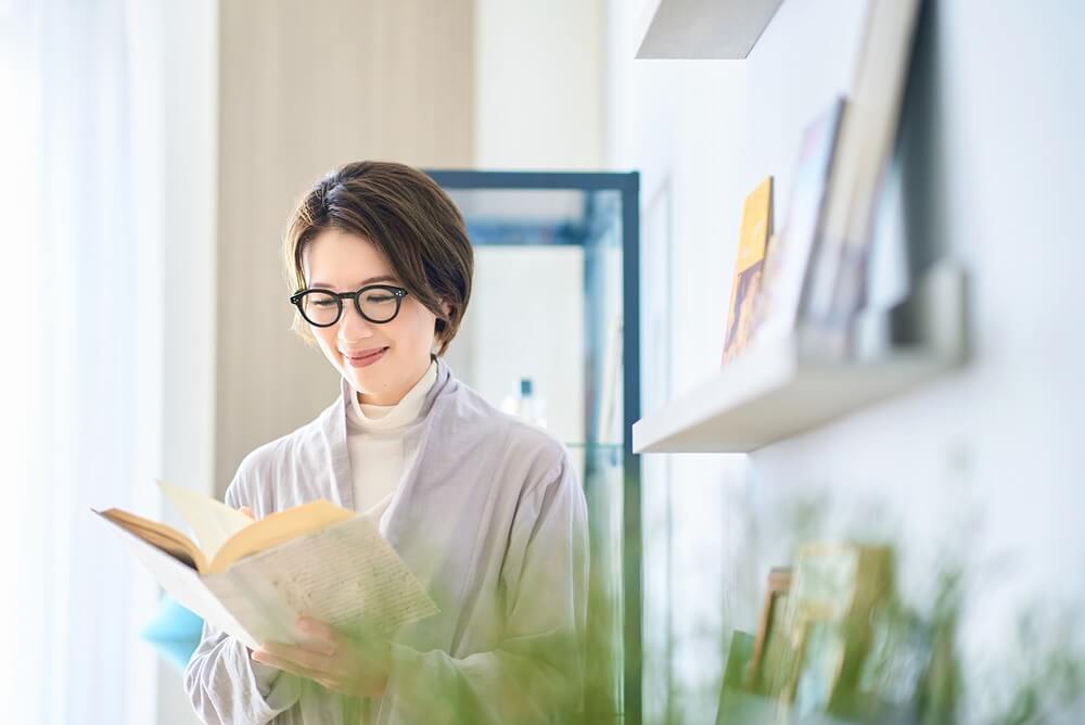 読書する３０代くらいの女性