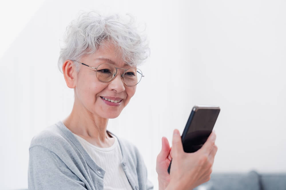 高齢者の見守りサービスは大きく分けて4種類
