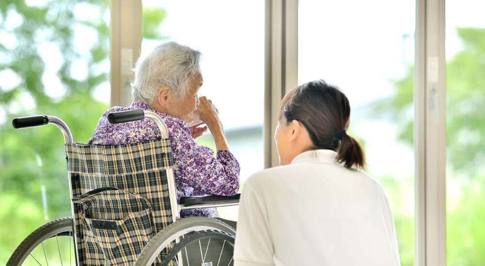 認知症の親を介護施設に入れるタイミングは？利用できるサービスや説得方法も解説