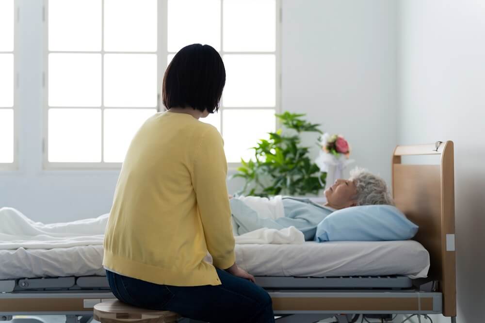 寝たきりとはどのような状態？原因や影響を解説