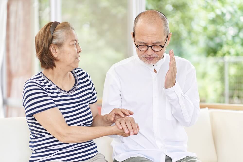デイサービスに行きたがらない父親が多い理由は？男性に人気のデイサービスも紹介