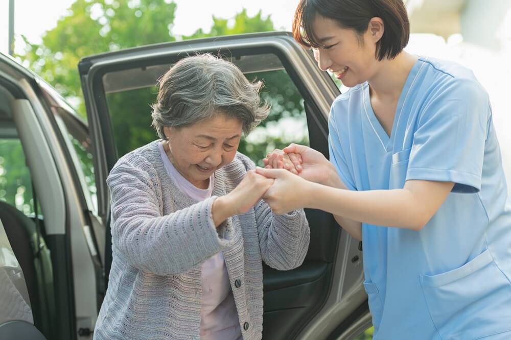 病院の受診にヘルパーは同行できる？