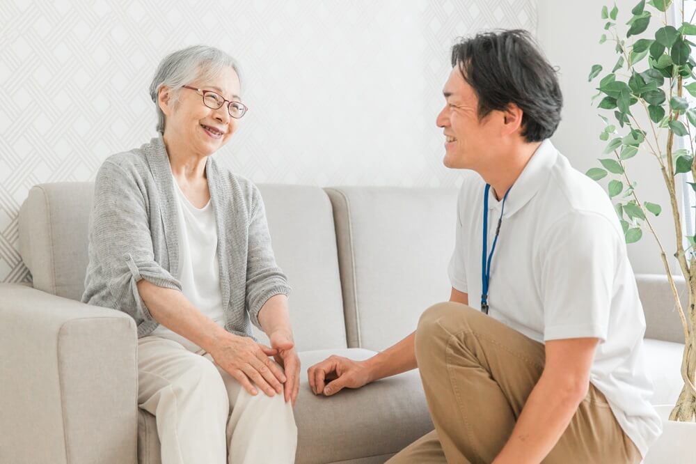 高齢者見守りサービスはどう選ぶ？さまざまな種類やツールをご紹介