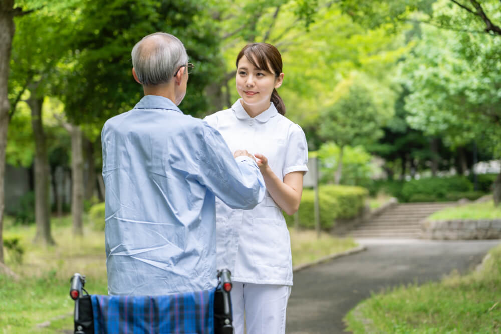 【完全版】安心して歩行介助を行うための方法と5つの注意点