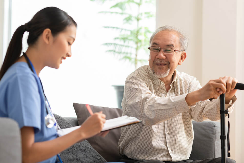 看護師と利用者が笑顔で会話
